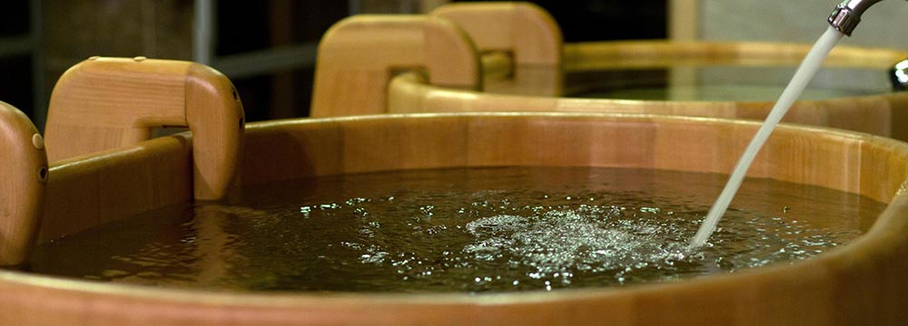 Деревянные купели с водой